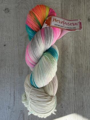 Handgefärbter Wollstrang Herzfasern No. 21 „Neonwelle“ mit leuchtendem Neonpink, Türkis, Limettengrün, Koralle sowie sanften Natur- und Grautönen auf hellem Holzhintergrund.